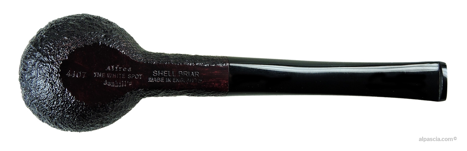 Vista dal basso della pipa Dunhill Shell Briar modello 4407 Gruppo 4