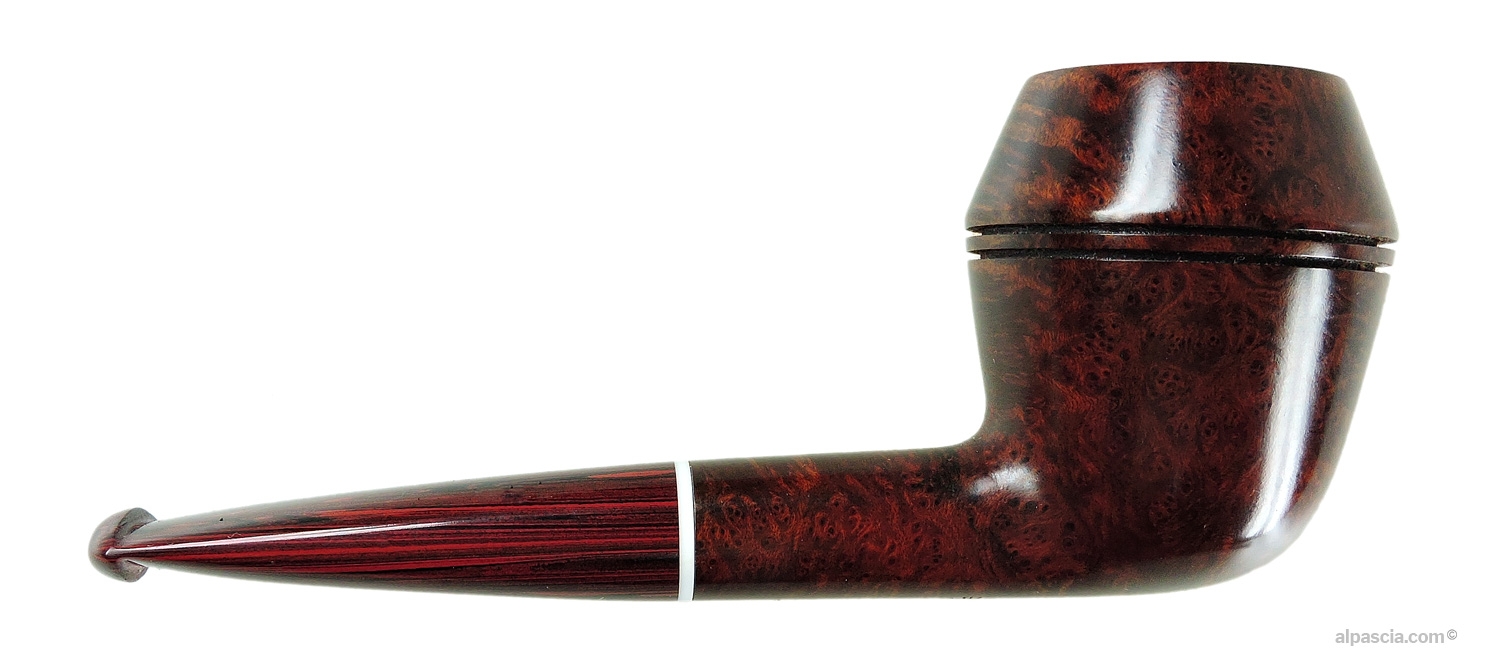 Right side view of the Pirocco Smooth Bulldog pipe 049B