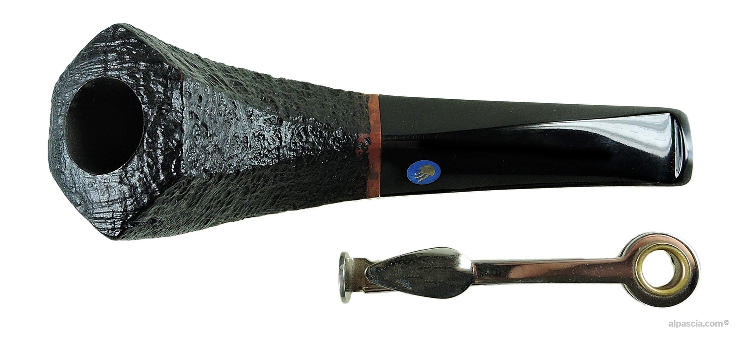 Valbruna Sandblasted Half-Bent Horn Pipe - top view and flared rim detail