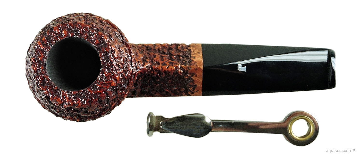 Pipa Ser Jacopo R1 Rusticata Rhodesian - dettaglio rim geometrico e linee parallele