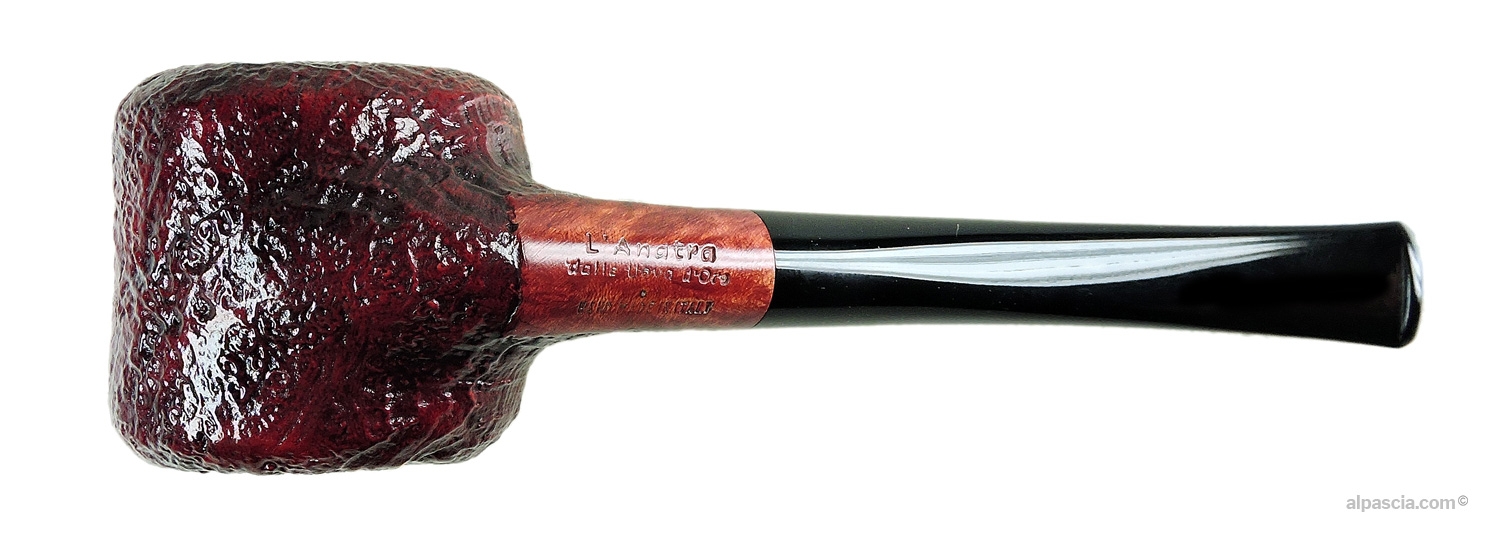 Pipa L'Anatra Sabbiata Curva Forma Libera - vista inferiore del cannello sinuoso con marchi di fabbrica
