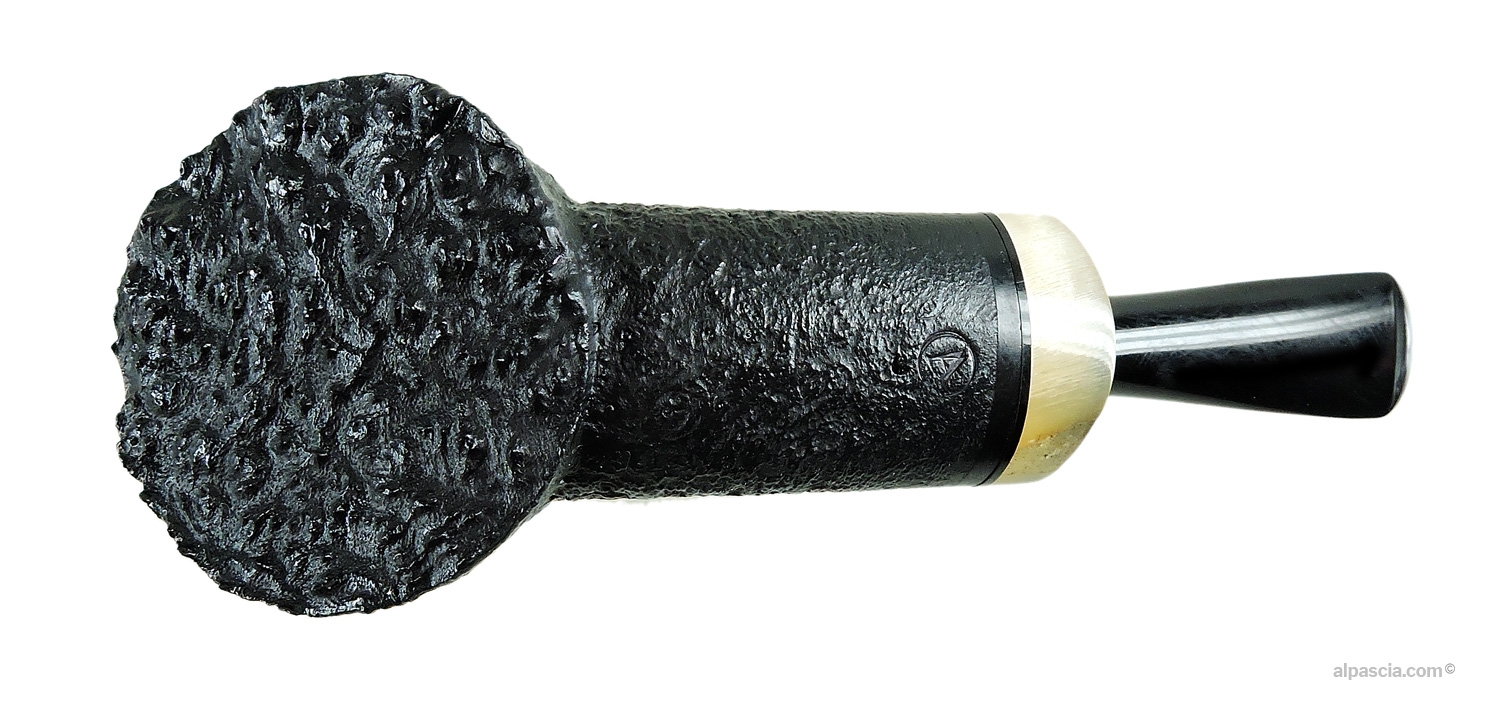 Alinetu Sandblasted Curved Volcano Pipe - bottom view of the wide asymmetric bark top base