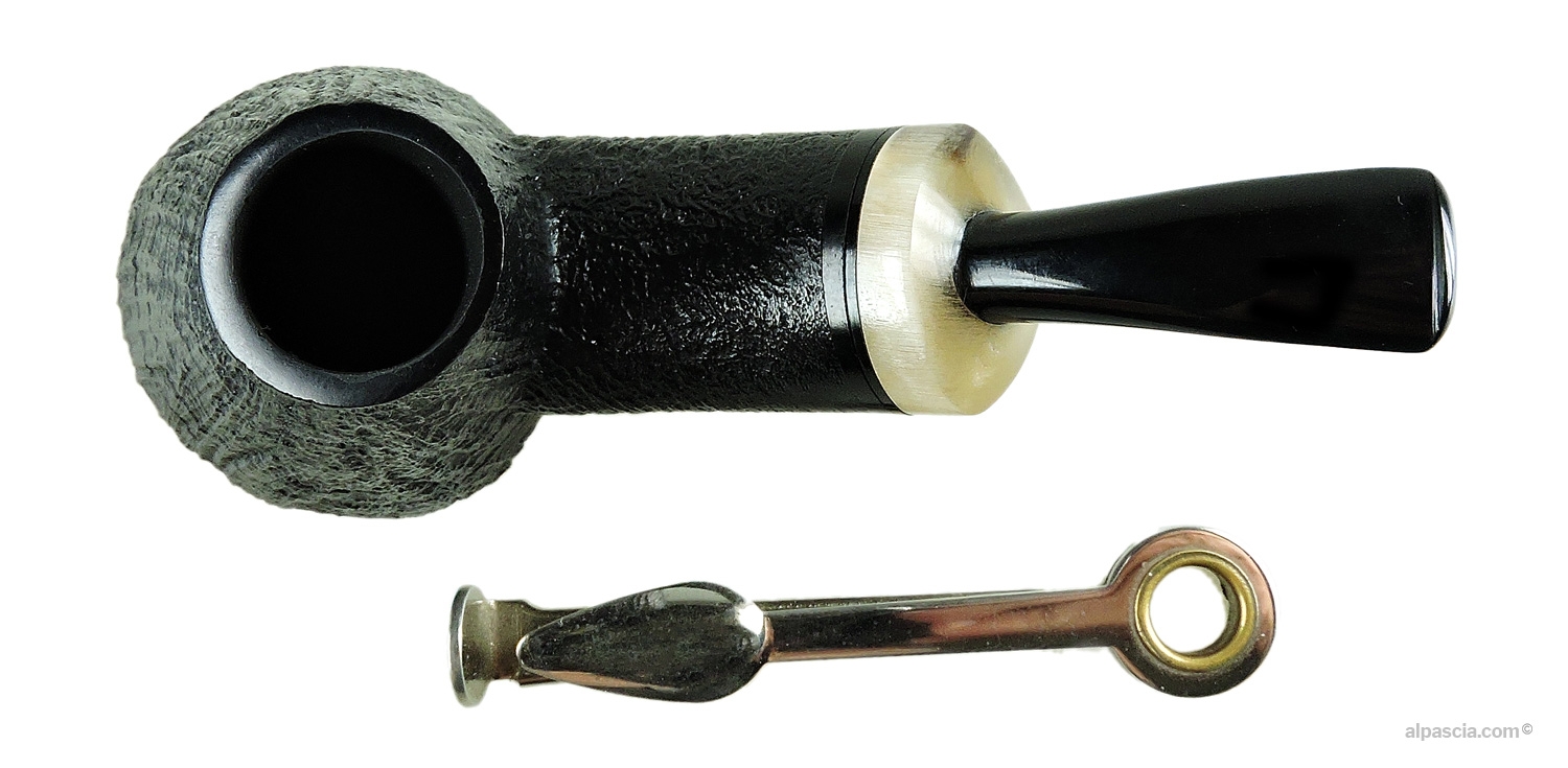 Alinetu Sandblasted Curved Volcano Pipe - top view showing the sandblasted rim and tobacco chamber