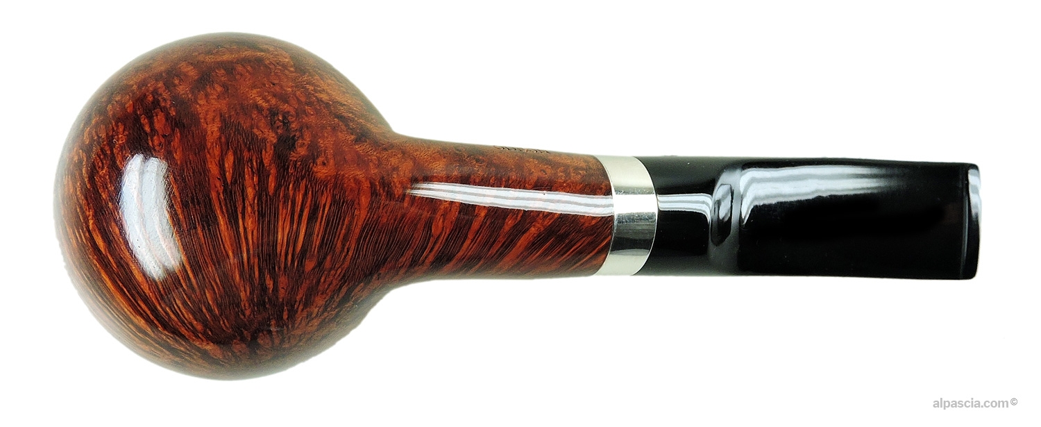 Big Ben Odeon Tan Polish 847 Pipe - bottom view of the plump, rounded tomato silhouette