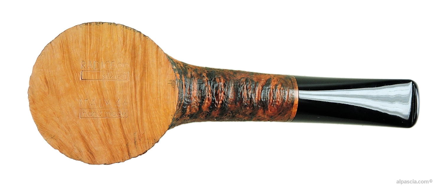Pipa Radice Silk Cut modello Cherrywood - vista inferiore della base piatta tipica del modello