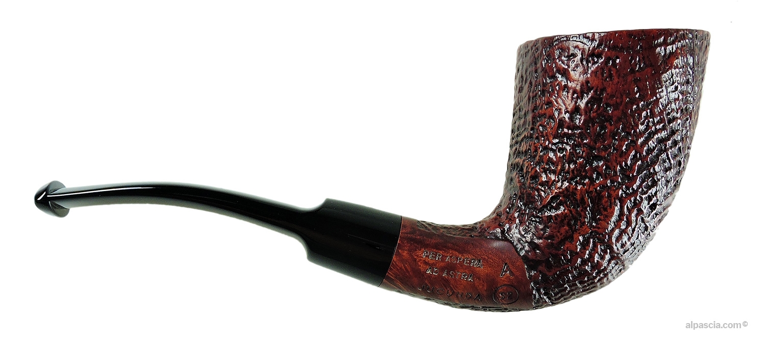 Pipa Ser Jacopo Jucunda S2 A Sabbiata Semi Curva - vista lateral destra del cannello sinuoso e della texture rustica