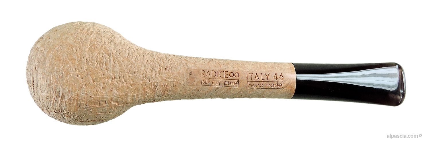Pipa Radice Silk Cut Pure Liverpool - vista inferiore dell'esteso cannello tondo e del rilievo tridimensionale della radica