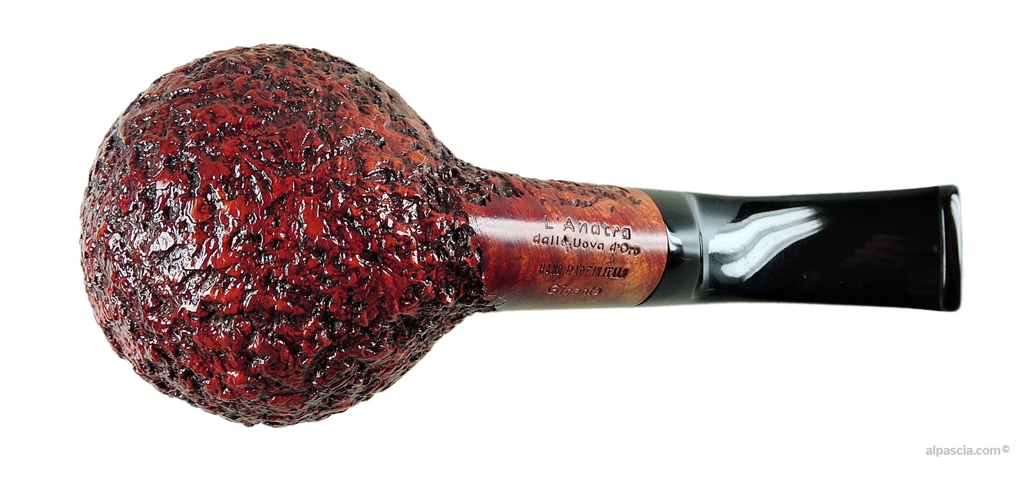 Pipa L'Anatra Rusticata Gigante Apple Curva - vista inferiore della curvatura del cannello e della texture scolpita