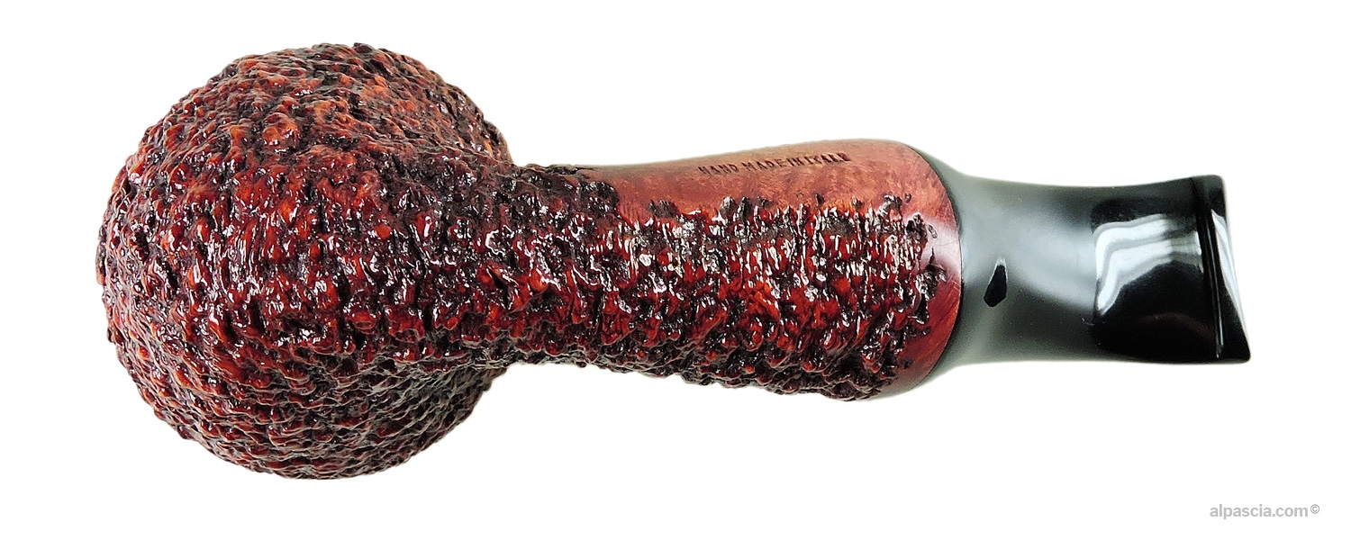 Pipa L'Anatra Rusticata Chubby Curva - vista inferiore della curvatura del cannello compatto e della texture scolpita