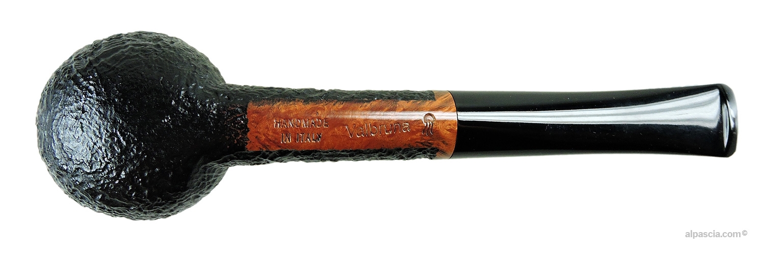 Valbruna Sabbiata 1 Meduse Half-Bent Billiard Pipe - bottom view of the semi-curved shank displaying the rich organic grain relief