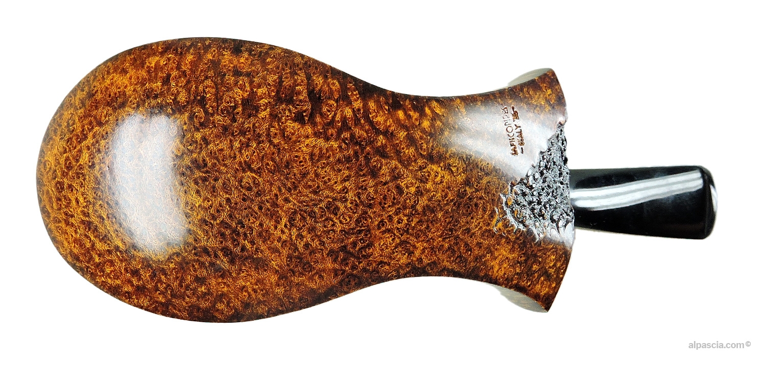 Davide Iafisco Smooth Volcano Pipe - bottom view of the flat base displaying a dense and rich bird's eye grain pattern