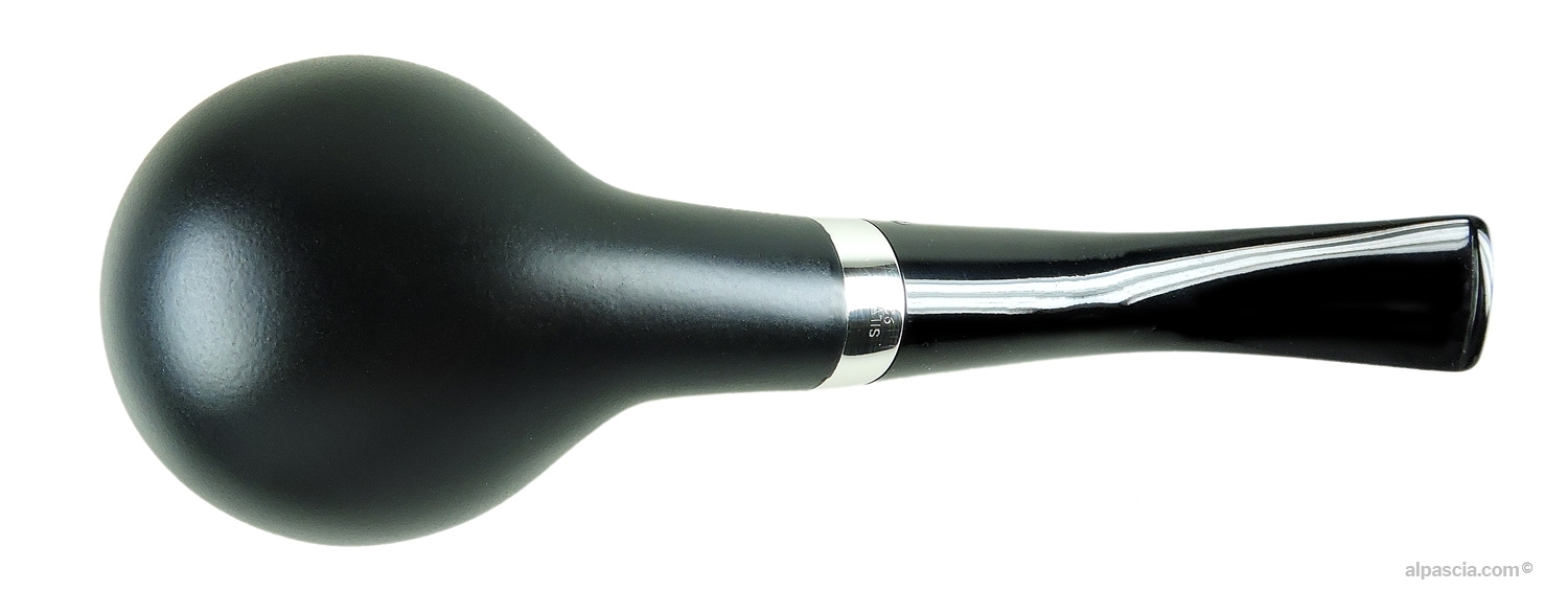 Pipa Big Ben Odeon Black Matte 502 Curva - vista inferiore del cannello curvo e della texture setosa della superficie