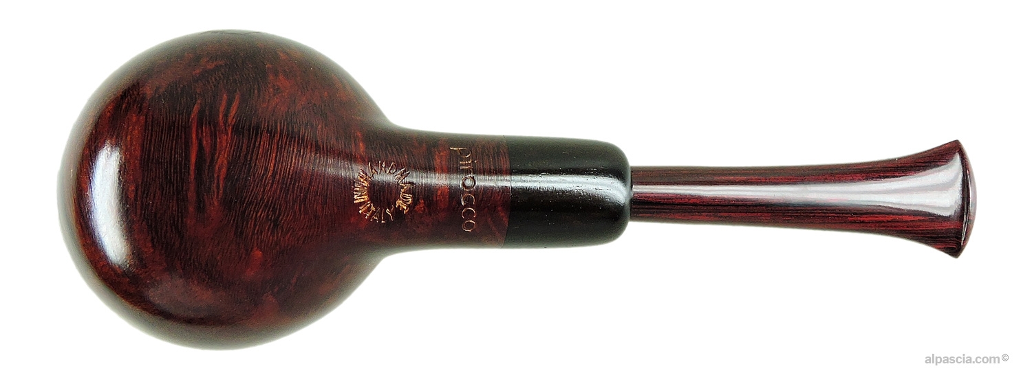 Pipa Pirocco Liscia Scura Diritta Cumberland - vista inferiore del cannello dritto scuro con le stampigliature originali del marchio