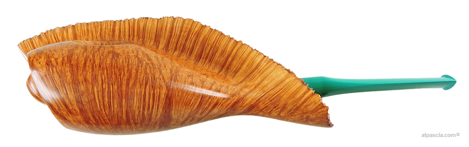 Pipa Bisonte Liscia Fiammata Naturale Conchiglia - vista del profilo dritto con scanalature scultoree e finitura chiara
