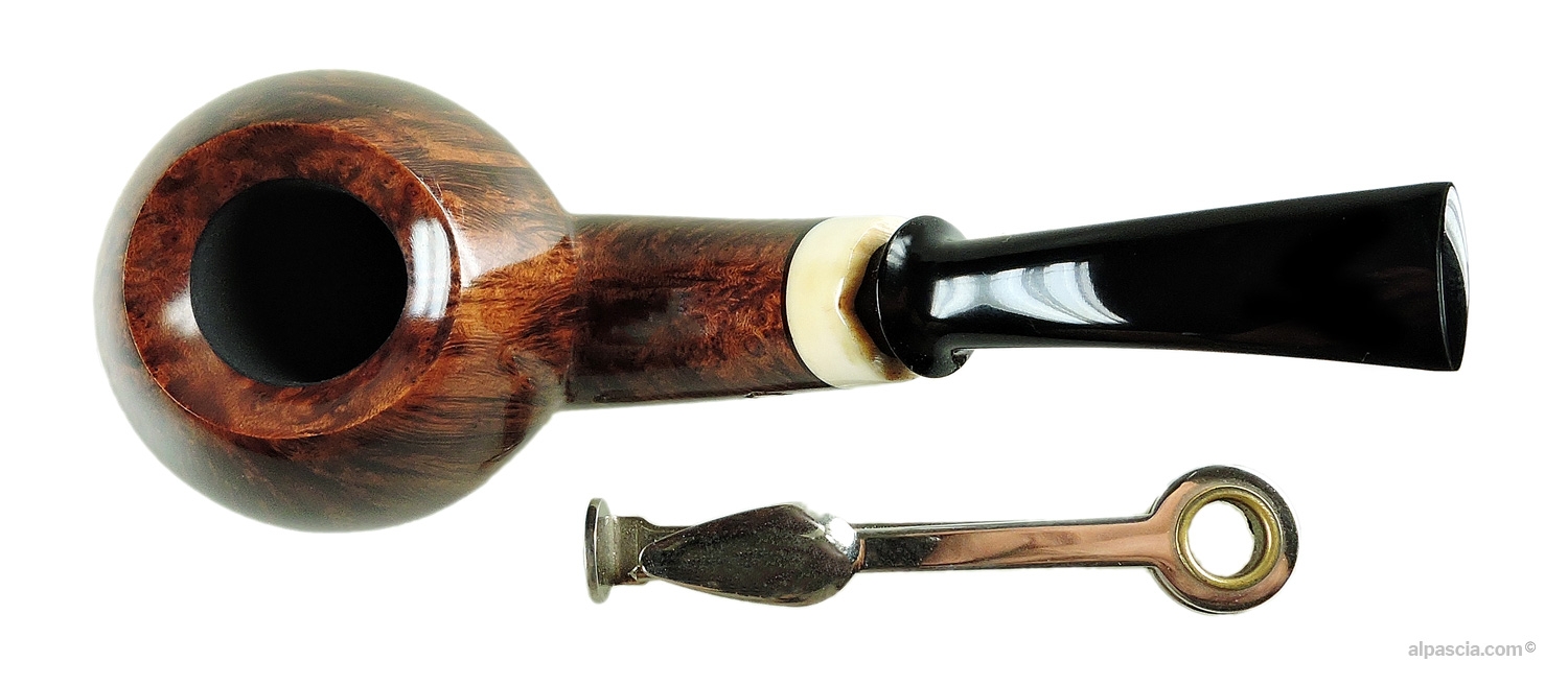 Pipa MG Pipes Curva Liscia Apple - Vista dall'alto del rim lucido e della fiammatura della radica Romeo
