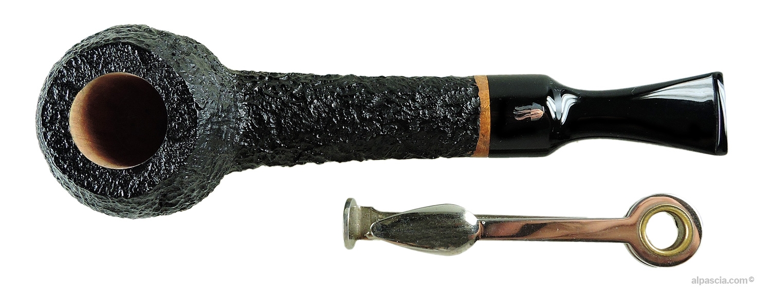 Valbruna 1 Jellyfish Sandblasted Apple Pipe - Top view looking down at the rugged rim and chamber
