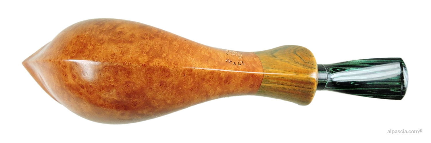 Pipa Bisonte Liscia Horn - Vista inferiore della linea rastremata del cannello con punzonatura Bisonte