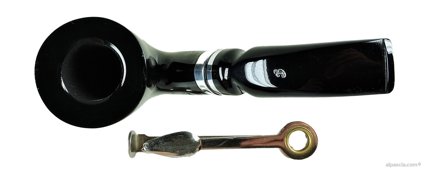 Big Ben Spectrum 555 Pipe - Top view of the polished rim and tobacco chamber