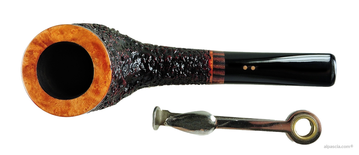 Radice Rind Oil Cured Pipe - Top view looking down at the smooth contrasting rim and tobacco chamber