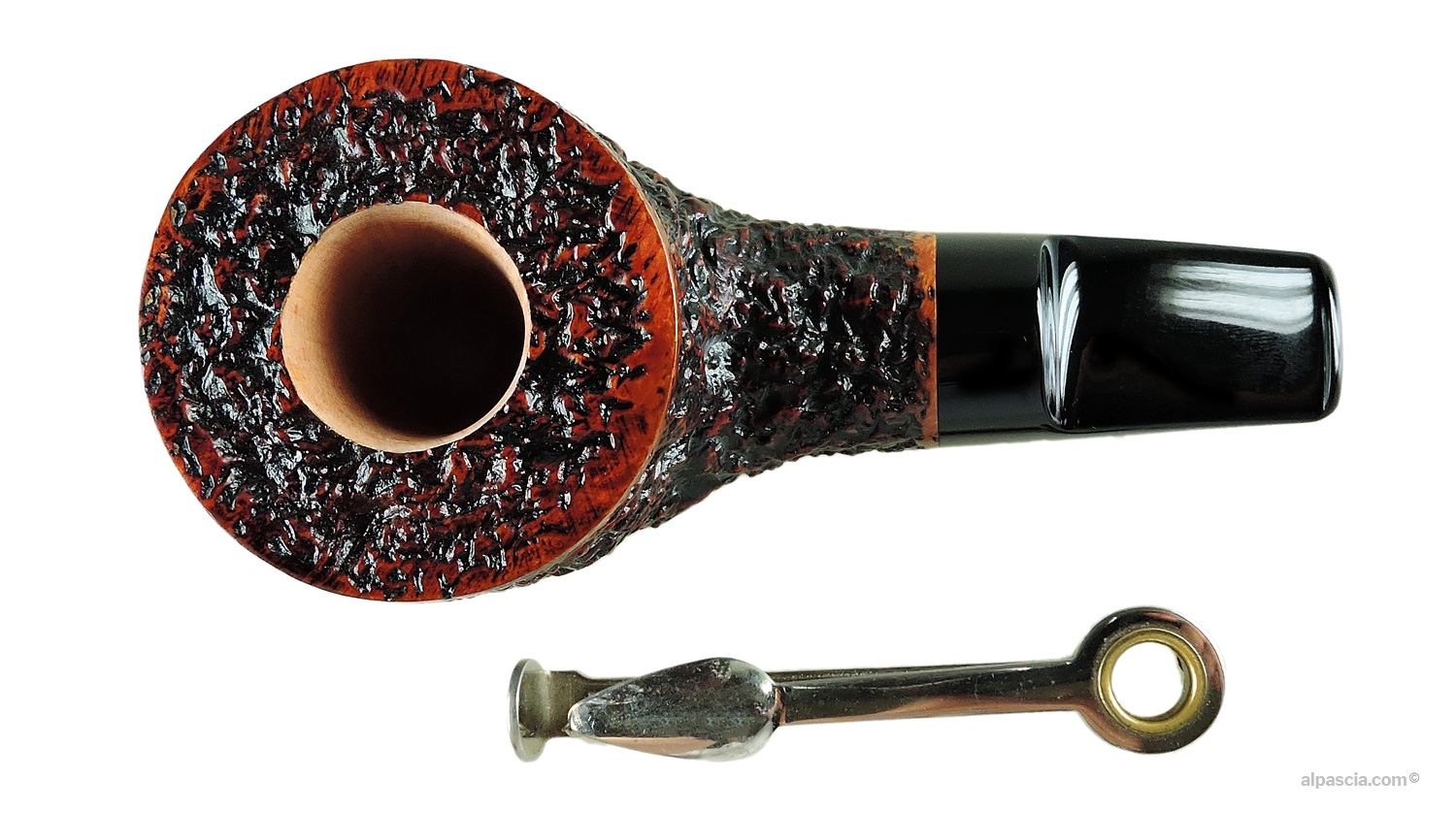 Pipa Radice Rind Oil Cured GG - Vista dall'alto del capiente fornello Totò e del rim