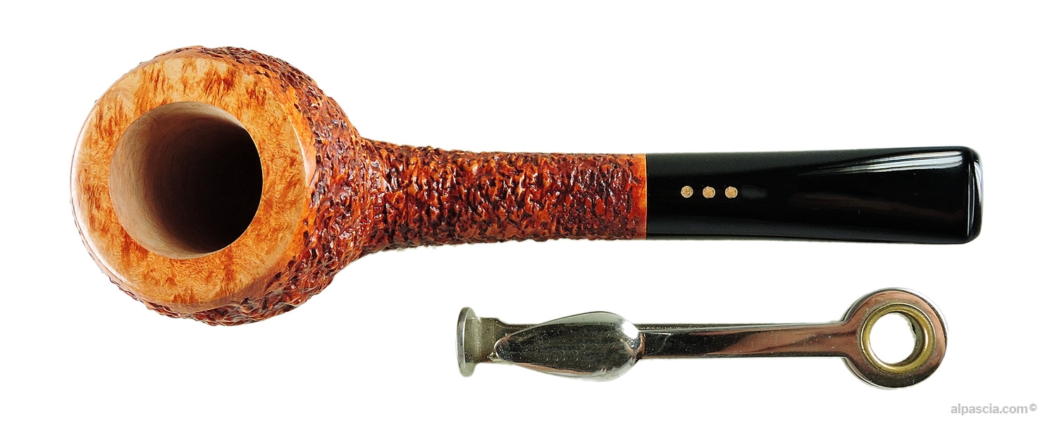 Radice Rind Semi-Rusticated Pipe - Top view looking down at the clean smooth rim and tobacco chamber