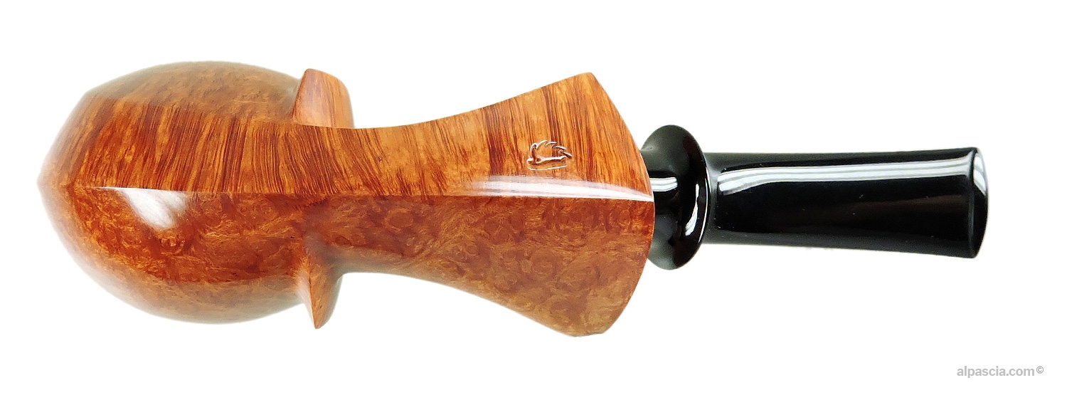 Pipa MG Pipes Blowfish Liscia - Vista inferiore del cannello modellato a mano con la punzonatura ufficiale MG Pipes