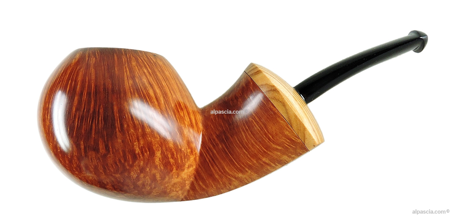 Ganci 2F Pipe - Side profile showing the premium smooth finish and tight, vertical straight flame grain