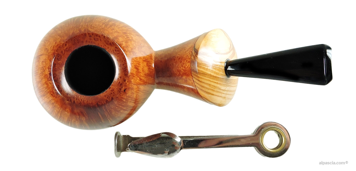 Ganci 2F Pipe - Top view looking down at the polished clean rim and perfectly drilled tobacco chamber