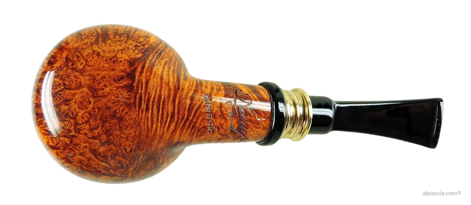 Neerup Classic Gr.3 Pot Pipe - Bottom view of the clean straight shank displaying authentic Grade 3 stamps