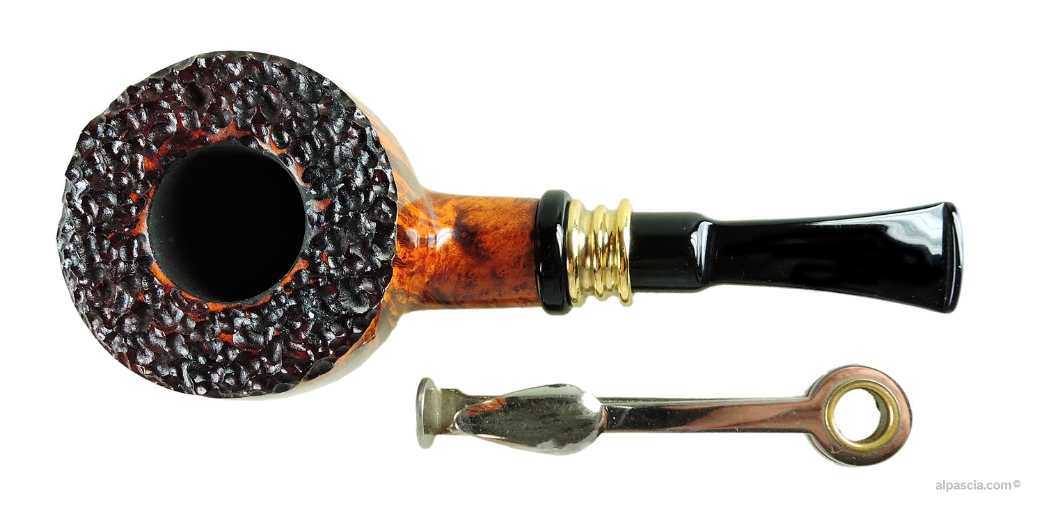Neerup Classic Gr.3 Pot Pipe - Top view looking down at the wide, rim and wide tobacco chamber