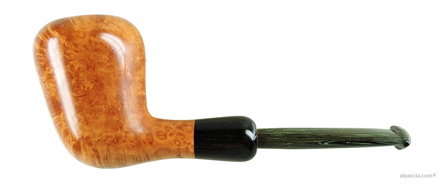 Pirocco Smooth Natural Pipe - Straight profile showing virgin blonde wood and striated cumberland stem