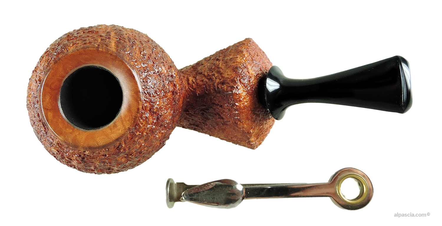Ganci Bent Pipe - Top view looking down at the partially smooth rim and tobacco chamber
