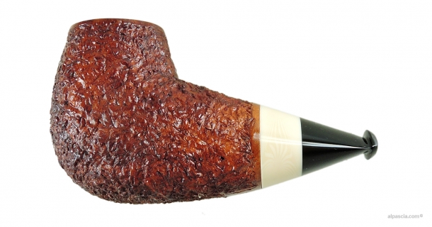 Francesco Ganci Isetta Brucianaso Pipe: Structural Compactness and Textured Contrasts