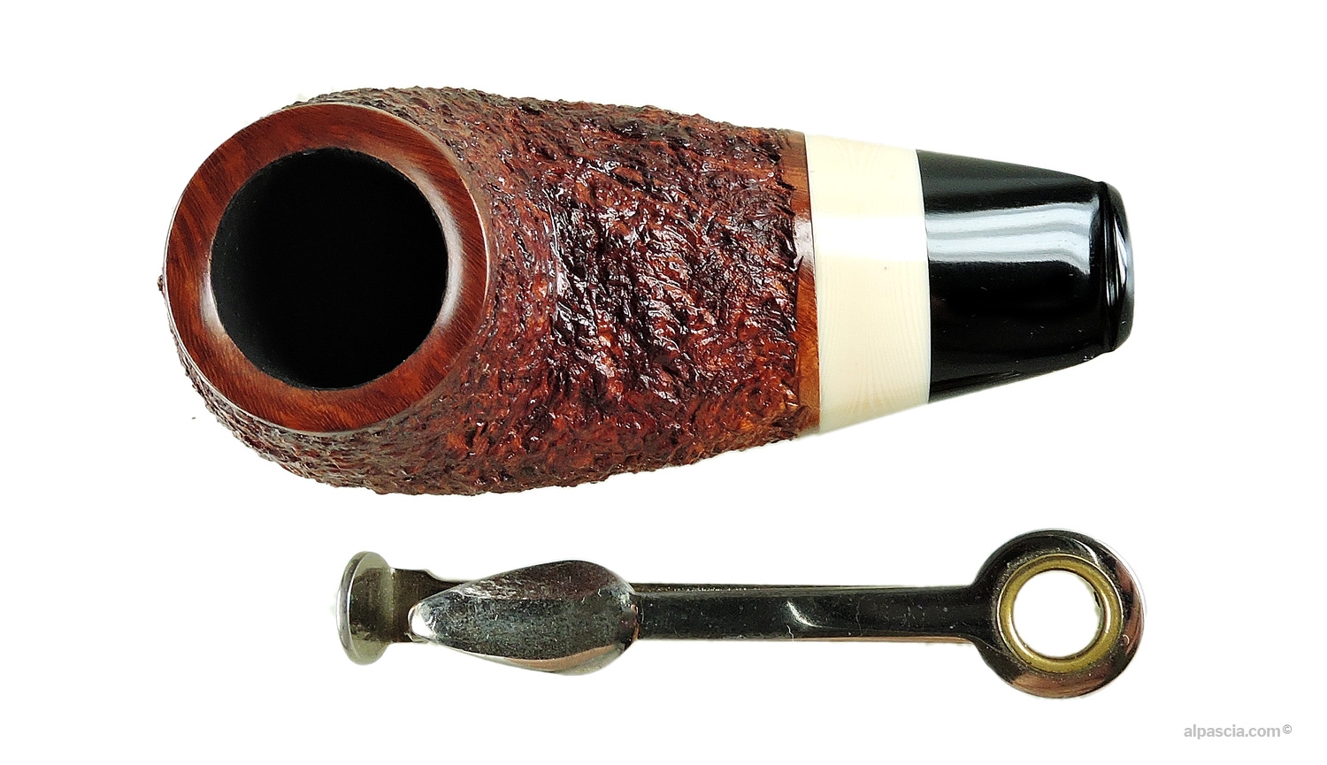 Ganci Isetta Pipe - Top view looking down at the textured rusticated rim and wide tobacco chamber