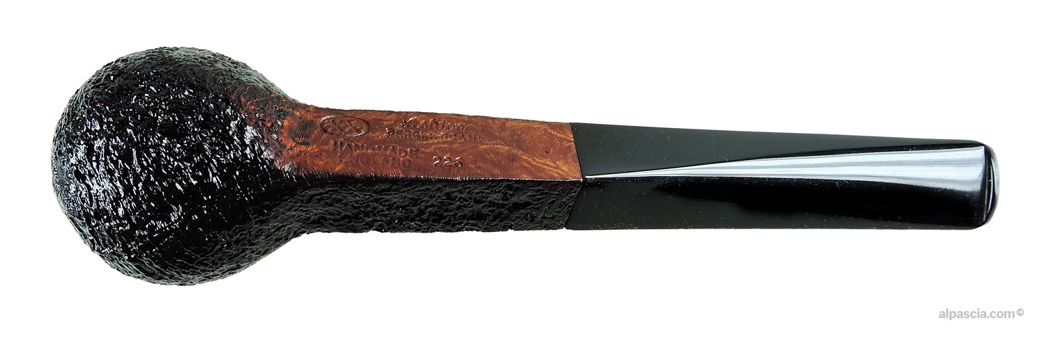 Pipa Ashton Pebble Grain XX - Vista inferiore del cannello con stampigliature ufficiali Ashton e grading XX