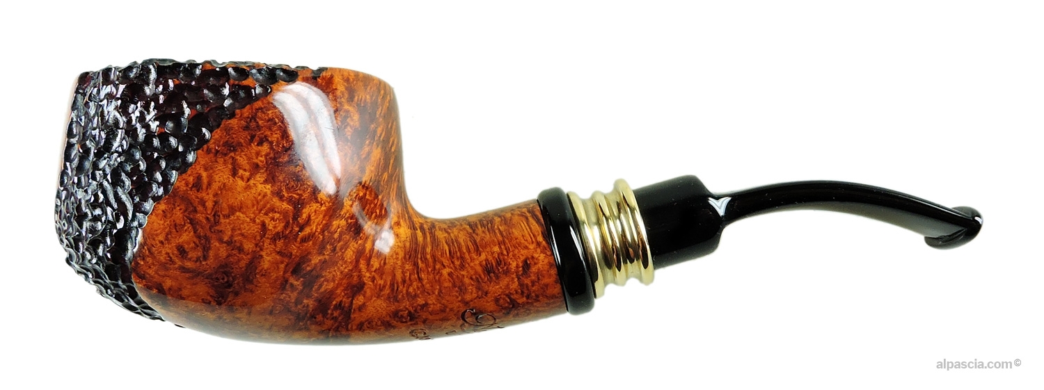 Neerup Classic Gr. 2 Pipe - Bent profile showcasing the striking contrast of smooth and rusticated textures