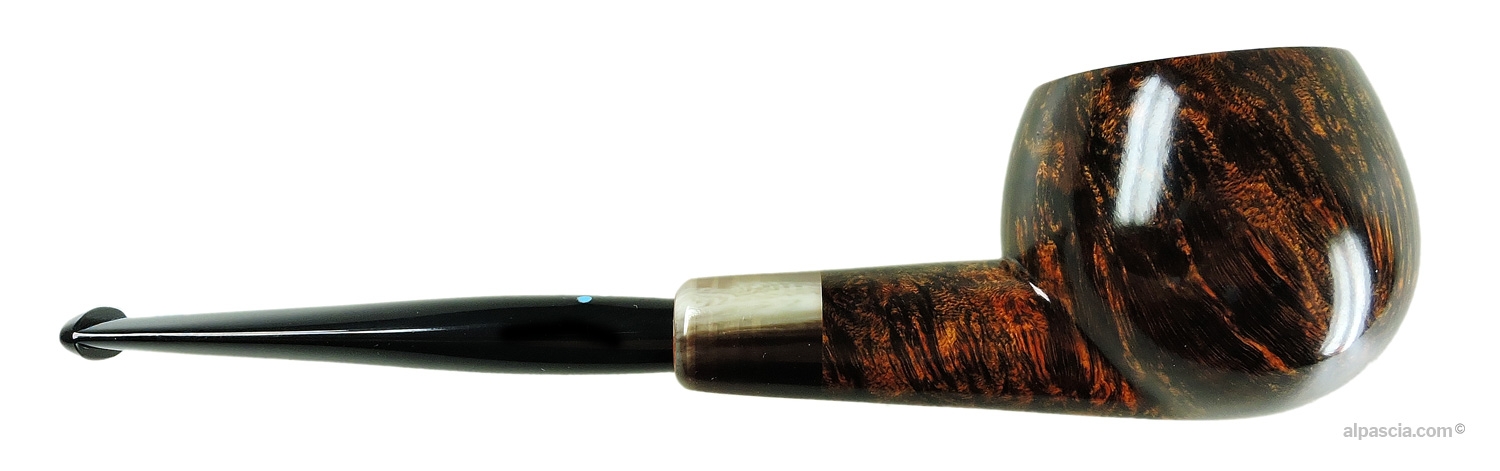 Pipa Sasieni 4 Dot Walnut - Vista destra che mostra la fiammatura fitta e la rotondità del vaso Apple