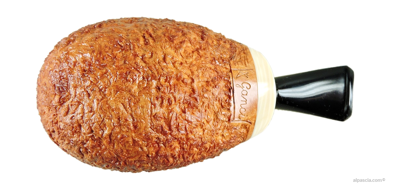 Pipa Ganci Isetta - Vista inferiore del compatto cannello curvo con la stampigliatura ufficiale di Francesco Ganci