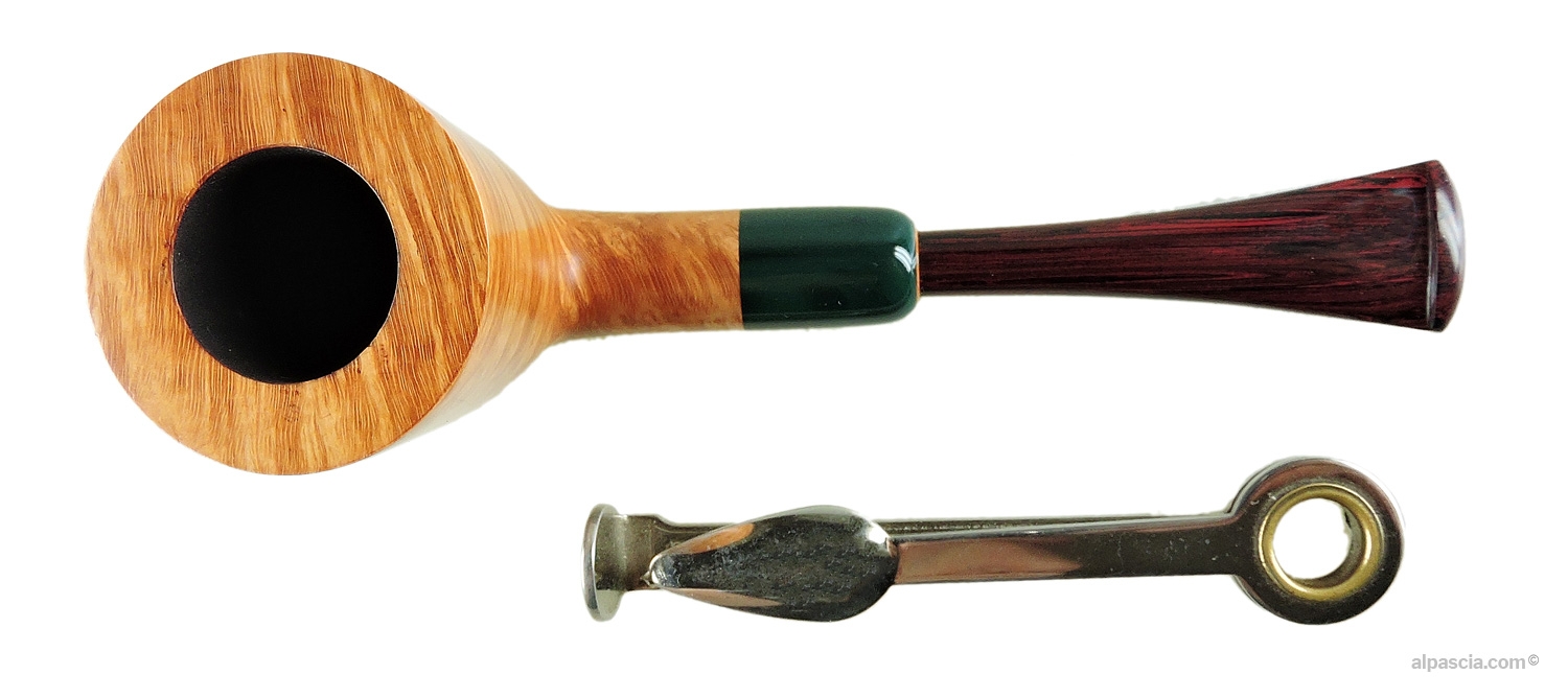 Pirocco Pipe - Top view looking down at the flared smooth rim and clean conical tobacco chamber