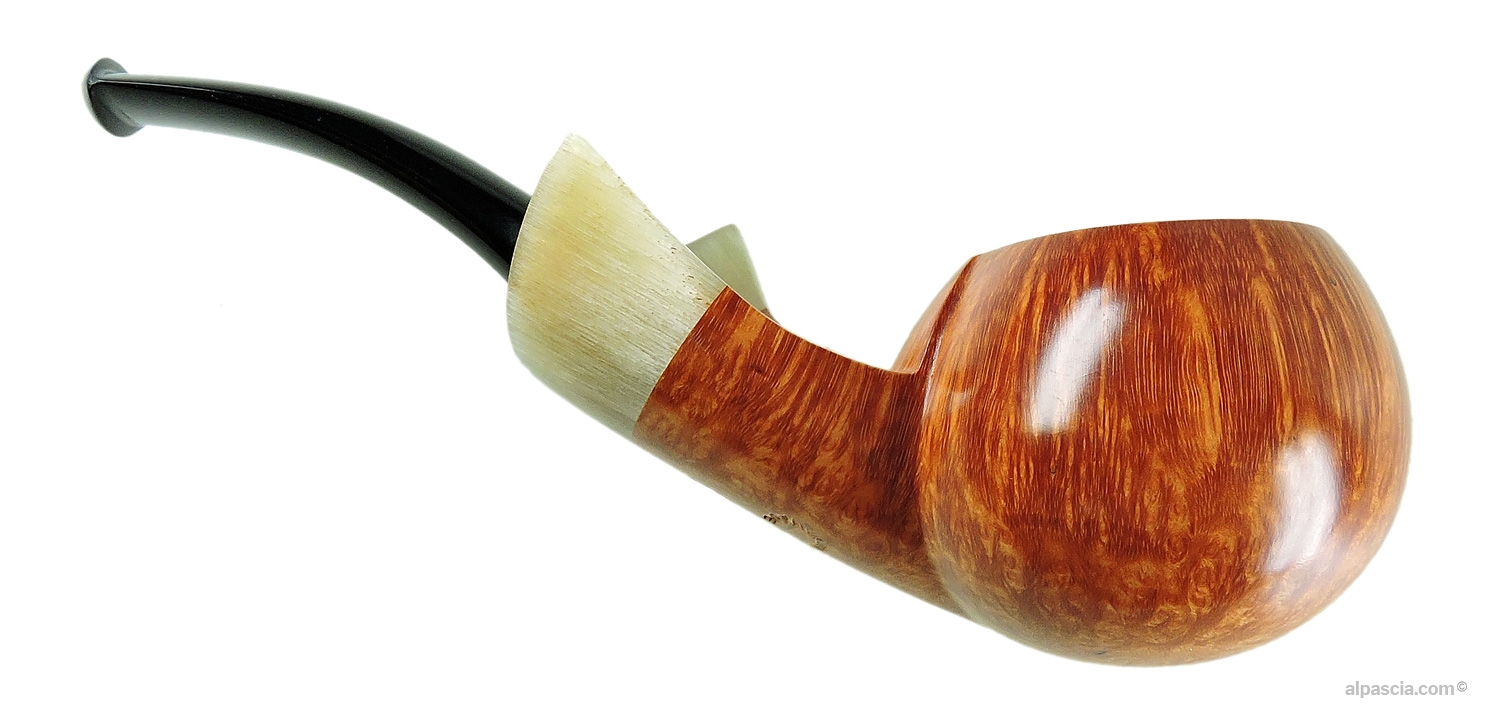 Pipa Alinetu - Vista destra che mostra le linee fluide, asimmetriche e i dettagli scultorei del vaso