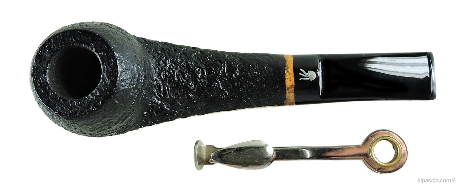 Valbruna 2 Jellyfish Pipe - Top view looking down at the rugged sandblasted rim and tobacco chamber