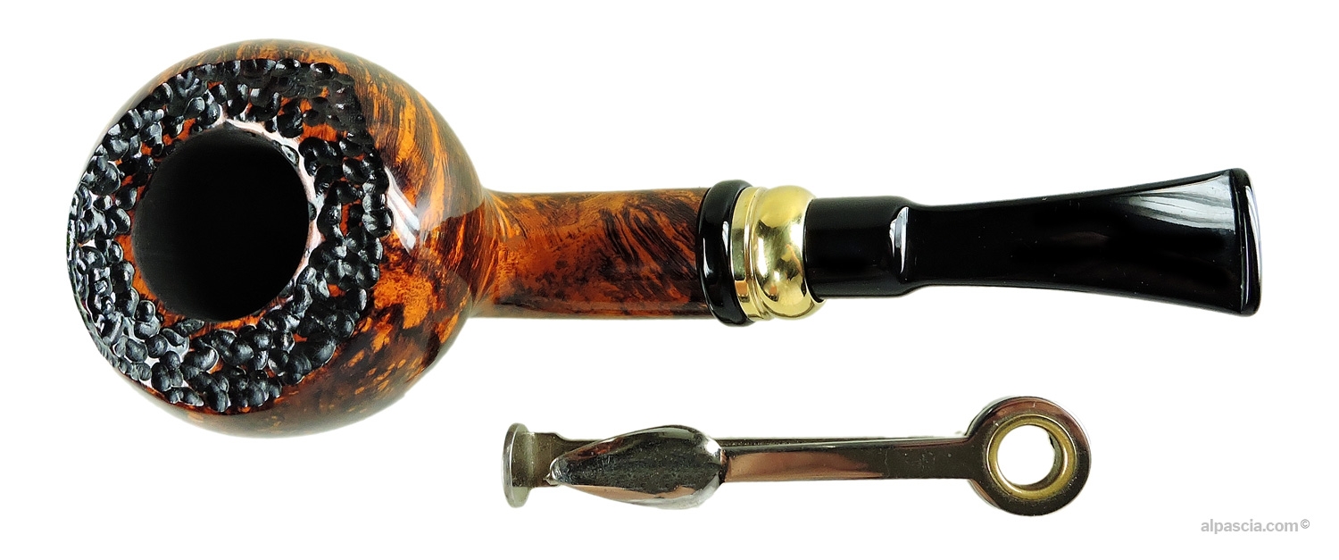 Neerup Classic Gr 3 Pipe - Top view looking down at the rugged rusticated rim and tobacco chamber