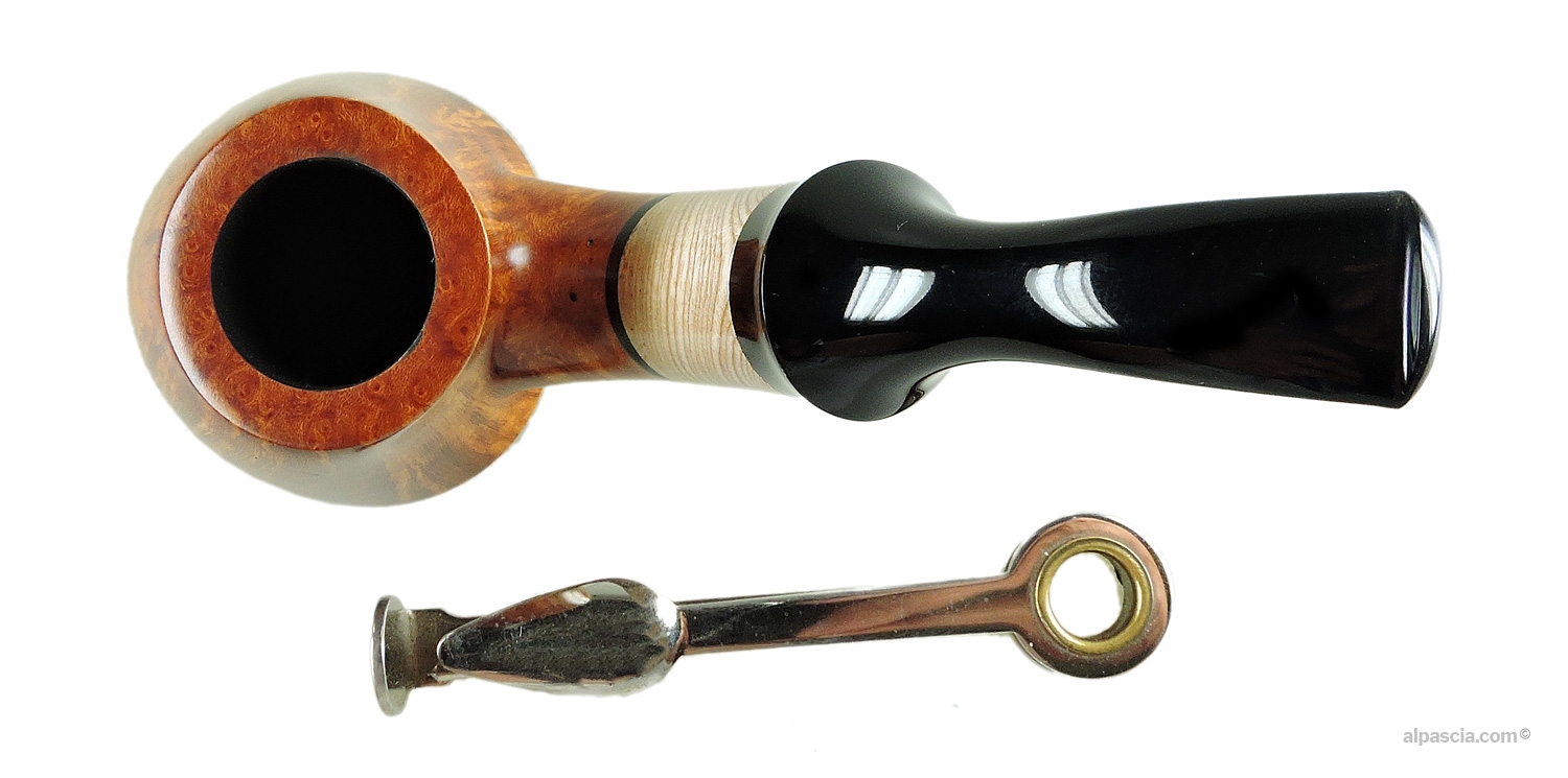 Alinetu Pipe - Top view looking down at the polished smooth rim and tobacco chamber