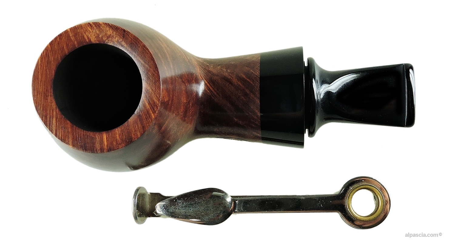 Al Pascià Curvy Walnut 02 Pipe - Top view looking down at the polished smooth rim and clean chamber