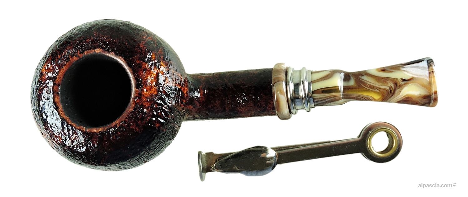 Neerup Classic Gr. 2 Pipe - Top view looking down at the smooth rim top and clean chamber