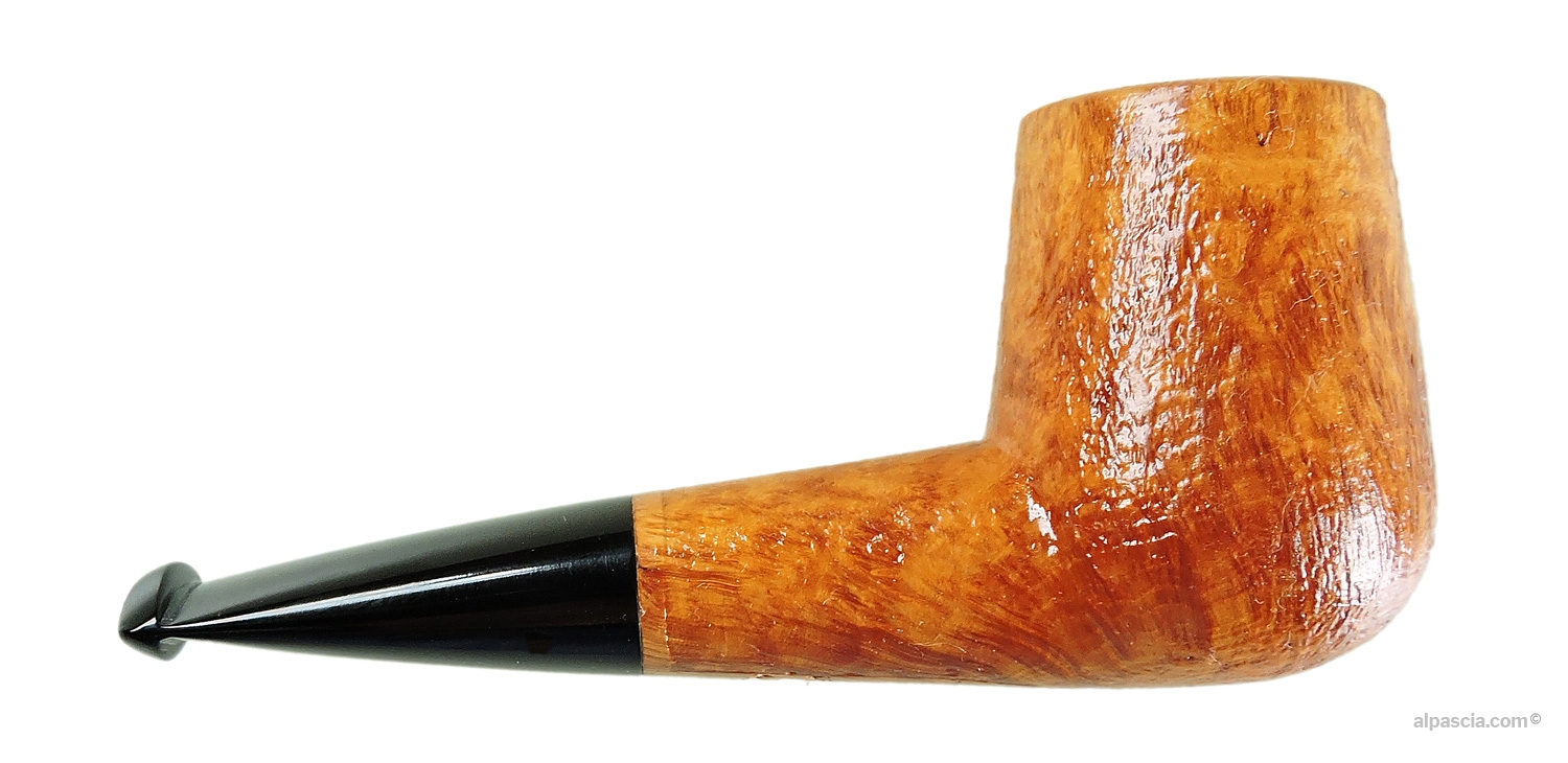 Manù Pipe - Right side view showcasing the deep sandblasted grain and compact proportions