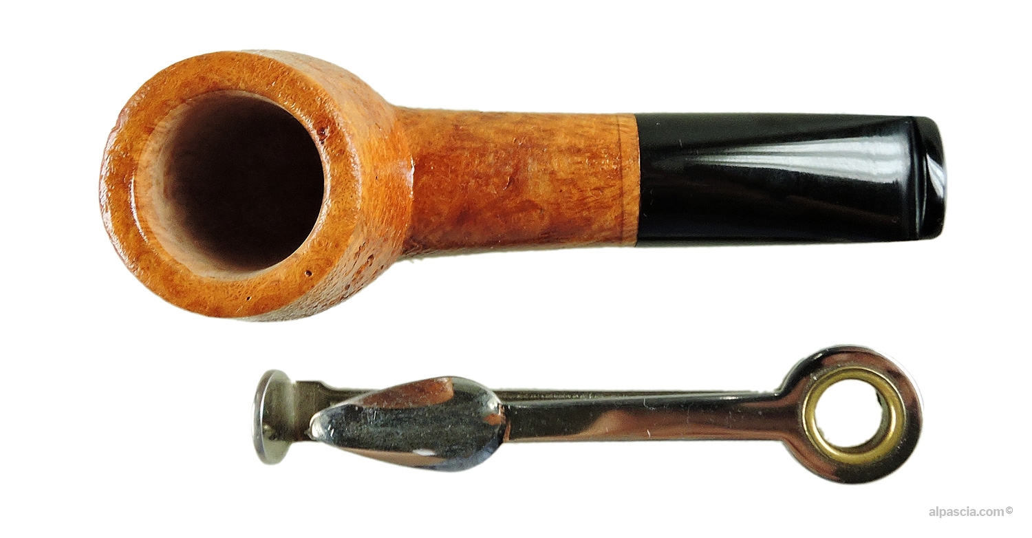Manù Pipe - Top view looking down at the sandblasted bowl rim and tobacco chamber