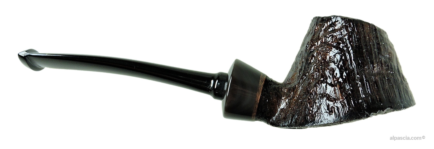 Manù Pipe - Right side view highlighting the deep ring grain sandblasting