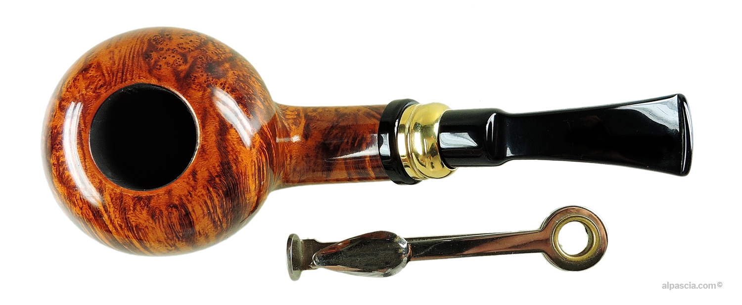 Neerup Classic Gr. 2 Pipe - Top view looking down at the smooth rim top and tobacco chamber