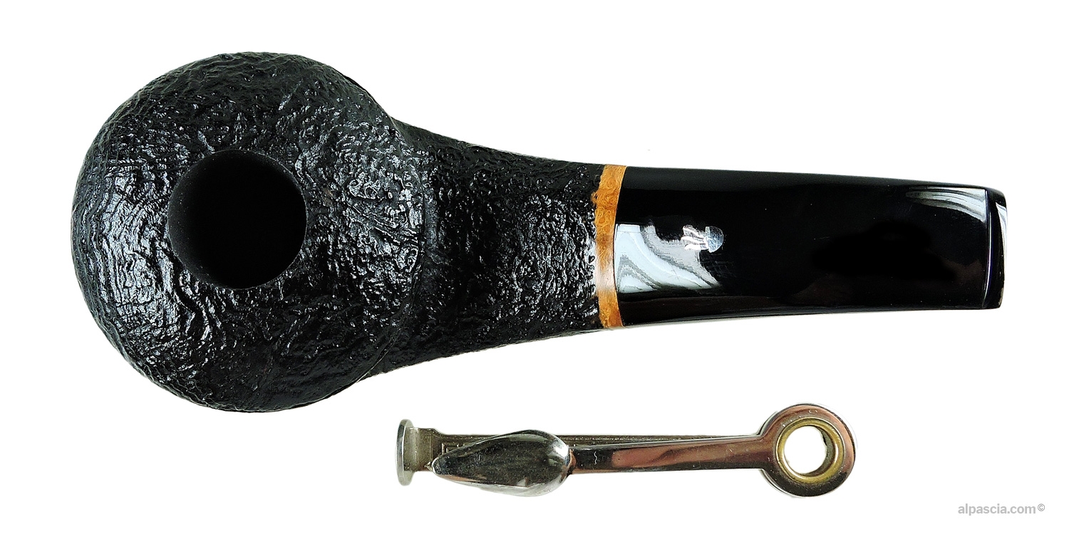 Valbruna Sandblasted 2 Jellyfish Pipe - Top view looking down at the rim and tobacco chamber